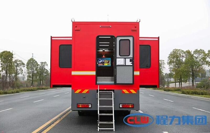 重汽汕德卡宿营车